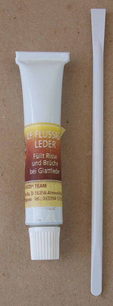 Tube Flüssigleder mit Spatel